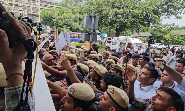 चढ़ावा चोरी और जंतर-मंतर लाठीचार्ज के खिलाफ कांग्रेस विधायकों का जोरदार प्रदर्शन