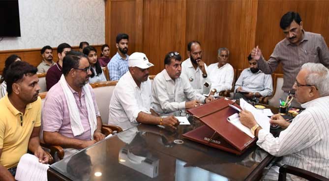 हरियाणा में श्रमिकों के लिए सरकार का बड़ा संदेश, रणबीर गंगवा बोले- पात्र मजदूर योजनाओं के लाभ से नहीं रहेंगे वंचितहरियाणा में श्रमिकों के लिए सरकार का बड़ा संदेश, रणबीर गंगवा बोले- पात्र मजदूर योजनाओं के लाभ से नहीं रहेंगे वंचित